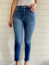 Load image into Gallery viewer, Everly Basic Skinny Jeans
