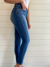 Load image into Gallery viewer, Everly Basic Skinny Jeans
